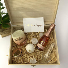 Load image into Gallery viewer, Personalised Timber Box, personalised stemless wine flute, bath fizzy, moscato, Personalised rose gold candle, greeting card
